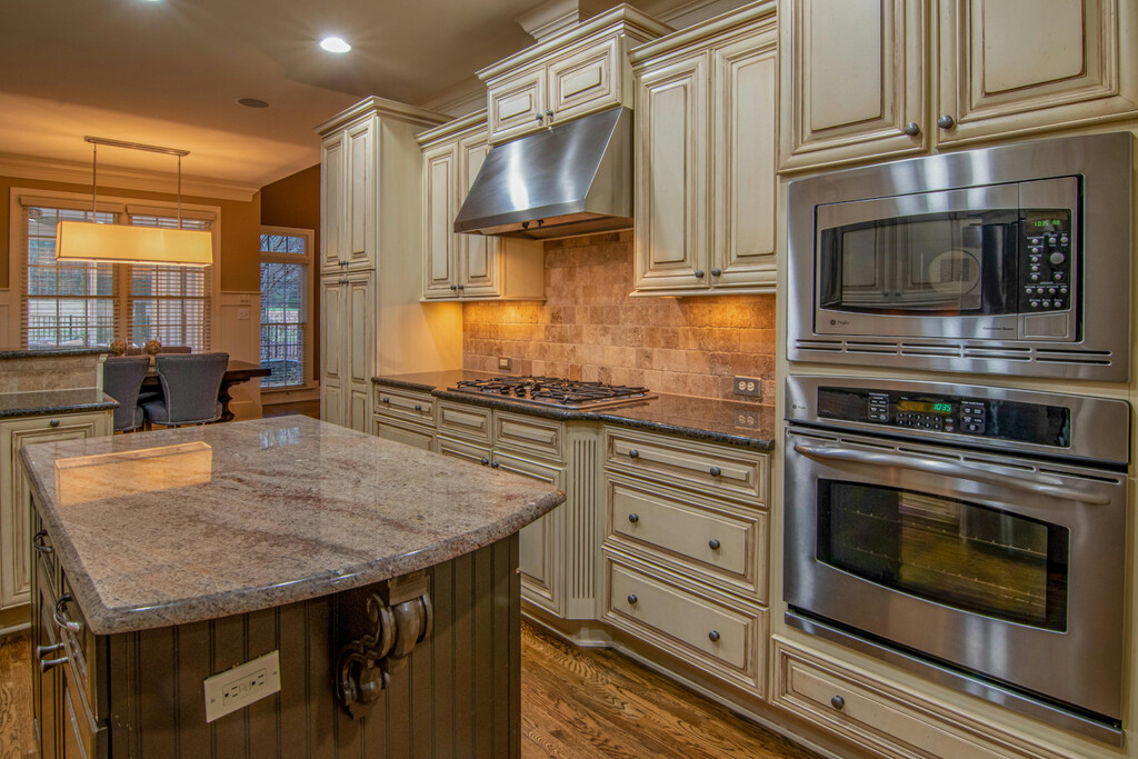 Bicarbonato y agua caliente: el truco que deja reluciente la campana extractora en minutos