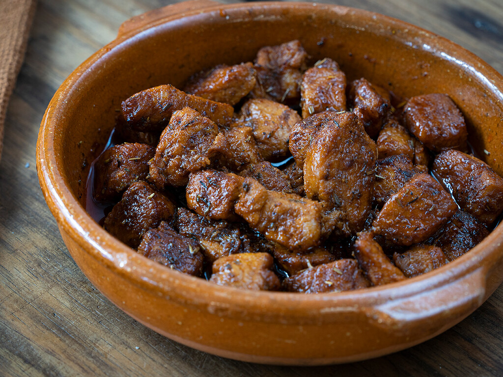 Carne fiesta: el guiso canario que conquista desde los tenderetes hasta tu cocina