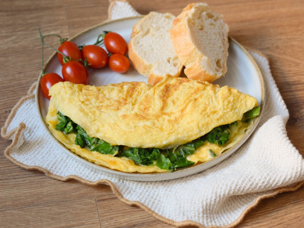 Diez minutos, una sartén y cena lista: la tortilla de acelga que cambia todo