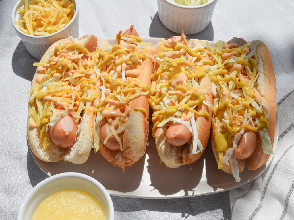 El perrito caliente colombiano que desafía toda lógica culinaria