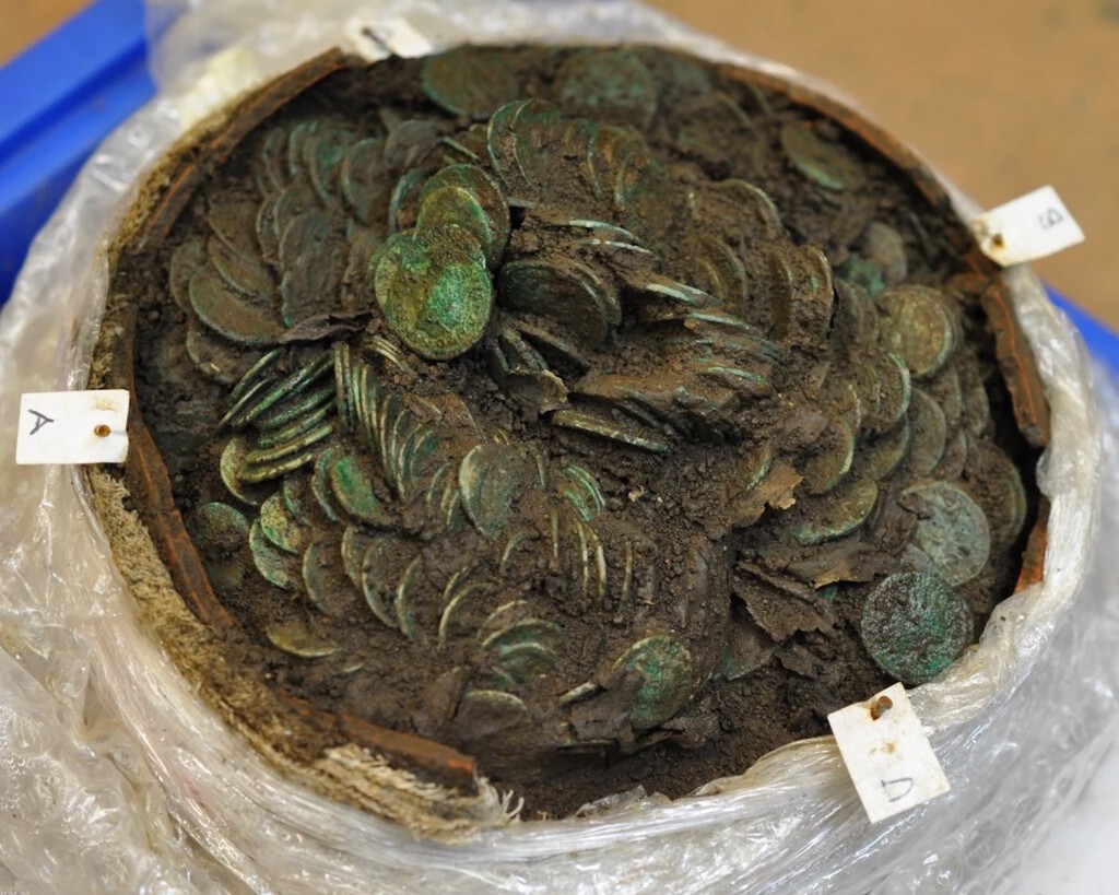 Galés descubre lo que podría ser el mayor tesoro romano encontrado en Gales: 15.000 monedas de plata