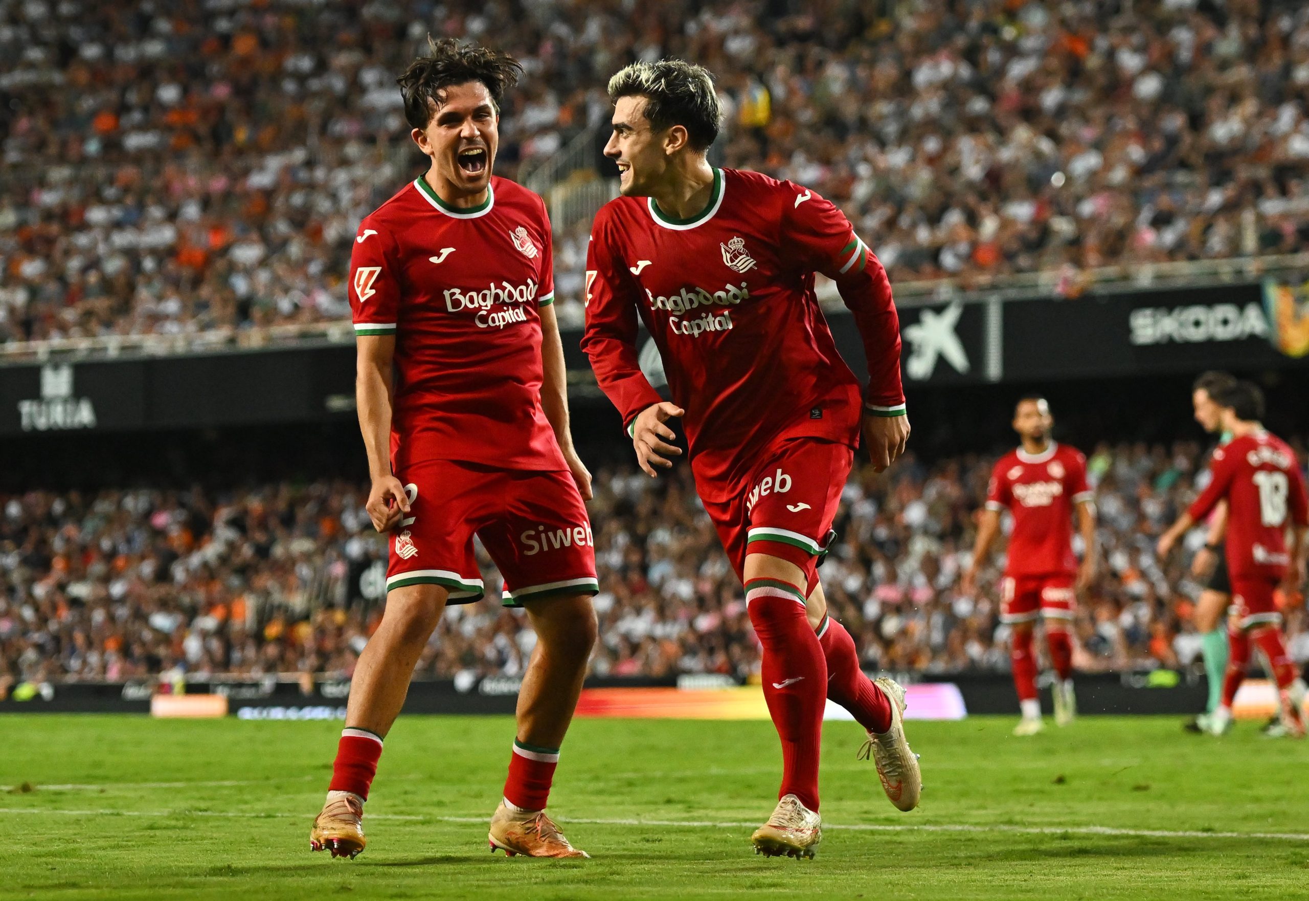 La Real Sociedad castiga los errores de un Valencia que se hunde en Mestalla