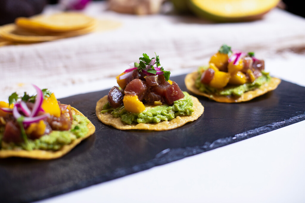 Tostadas crujientes de atún y mango: el plato mexicano que fusiona sabores del Pacífico